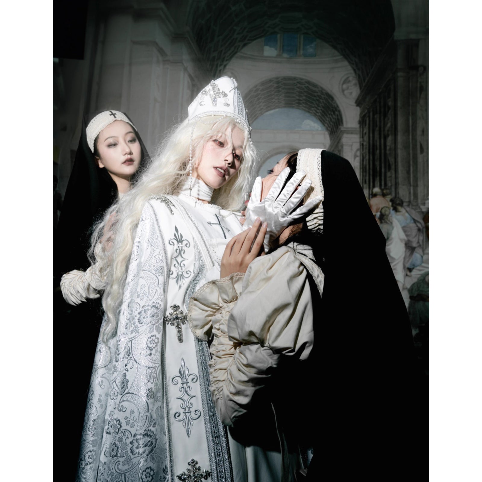 月夜の修道女の刺繍ロングマント - White Silver[2025年12月上旬-2026