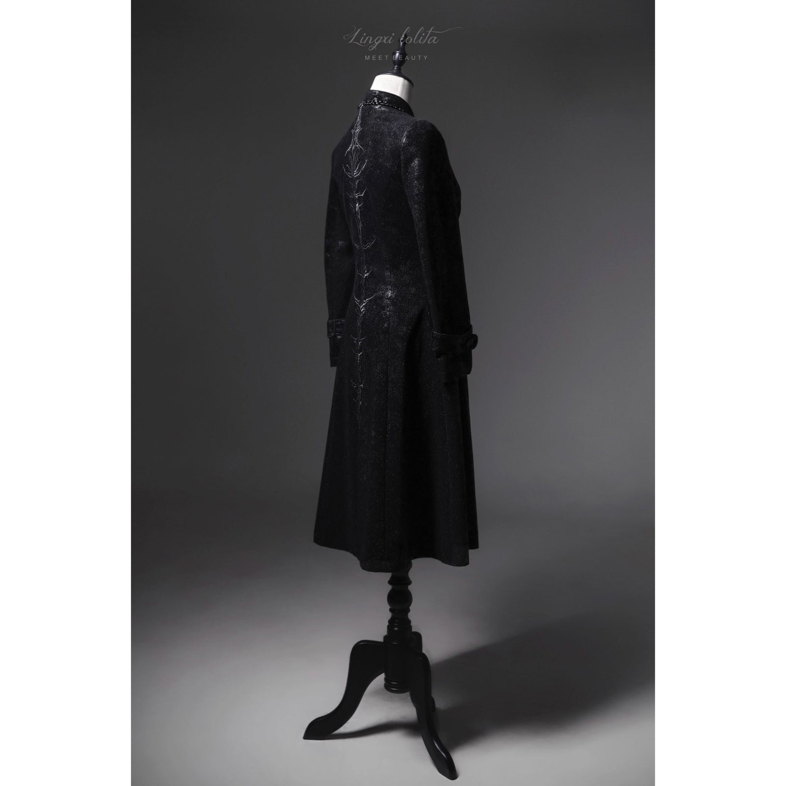 脊椎骨格の刺繍ゴシックコート – ManusMachina