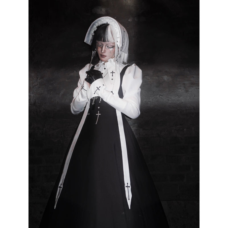 十字架と修道女のジャンパースカート