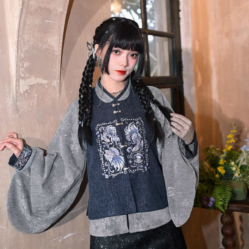 闘魚の刺繍ベストとトップスとプリーツスカート