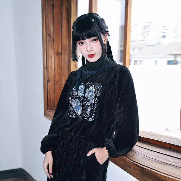 闘魚の刺繍ハイネックトップス