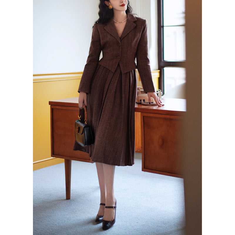 焦茶色の貴婦人ジャケットとベストとプリーツスカート