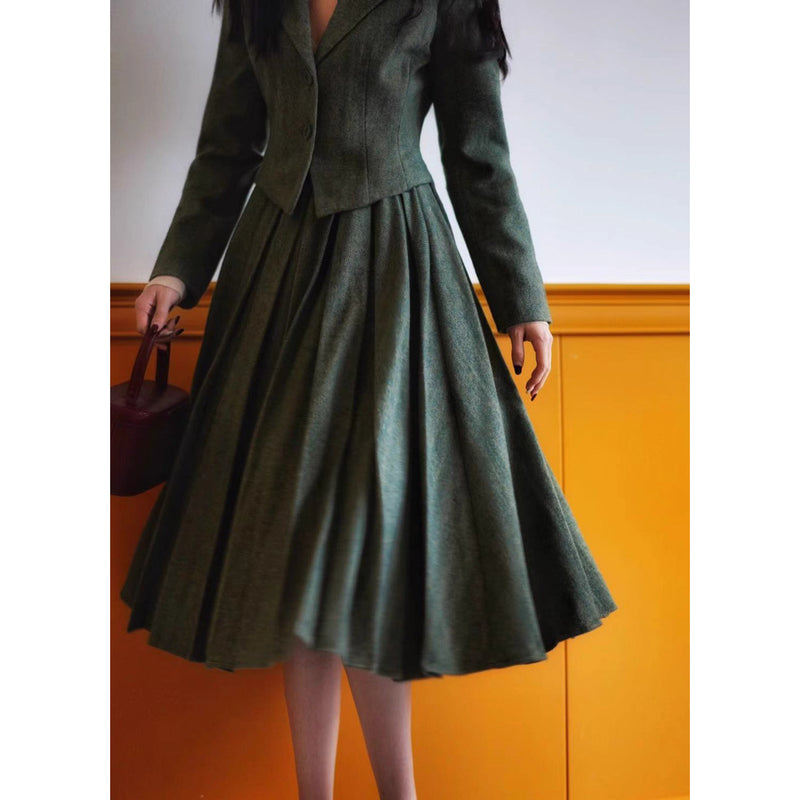 深緑の貴婦人ジャケットとベストとプリーツスカート