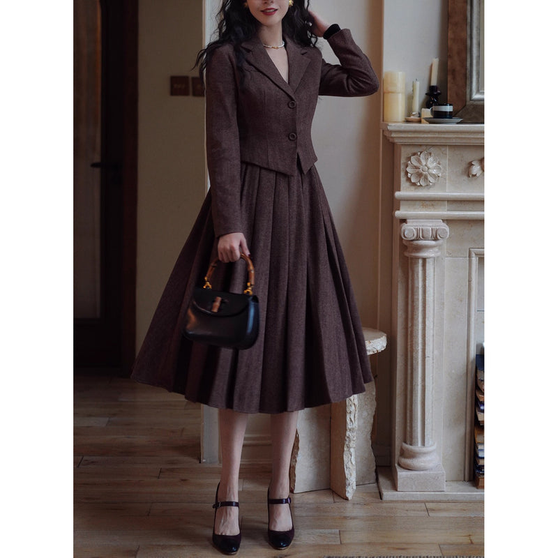 焦茶色の貴婦人ジャケットとベストとプリーツスカート