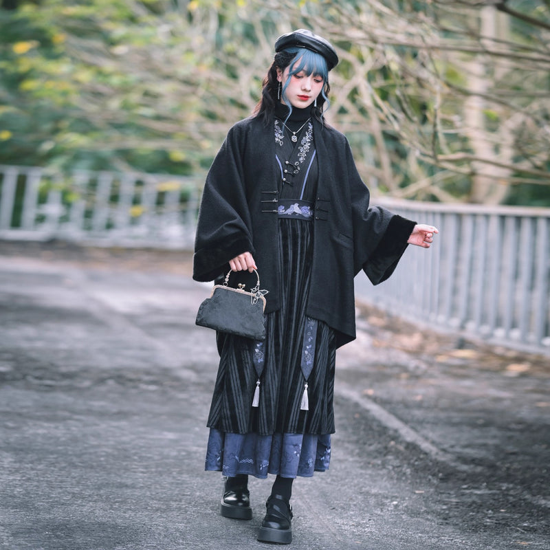 漆黒の令嬢のチャイナウールケープコート