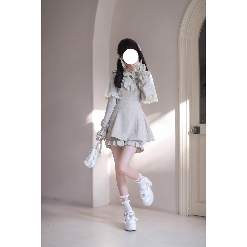 灰白のお嬢様の格子柄ケープワンピース