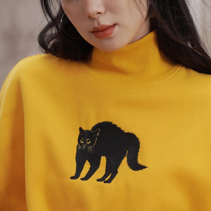 黒猫の刺繍ハイネックスウェット