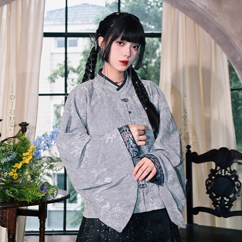 闘魚の刺繍ベストとトップスとプリーツスカート