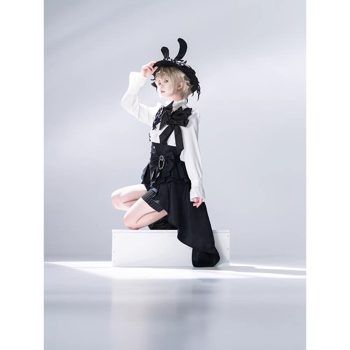 黒兎騎士のコルセットとブラウスとハーフパンツとバックリボンと帽子と