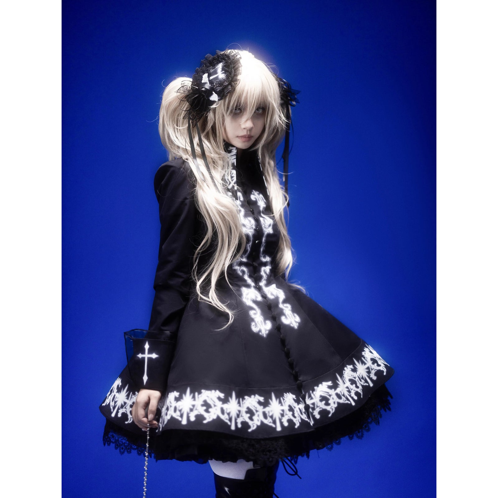 祈りを捧げる聖女のワンピースとケープとアクセサリー - Black x White