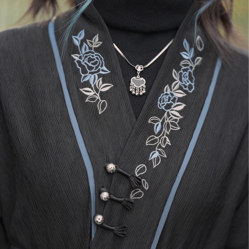 椿の花の刺繍チャイナブラウス