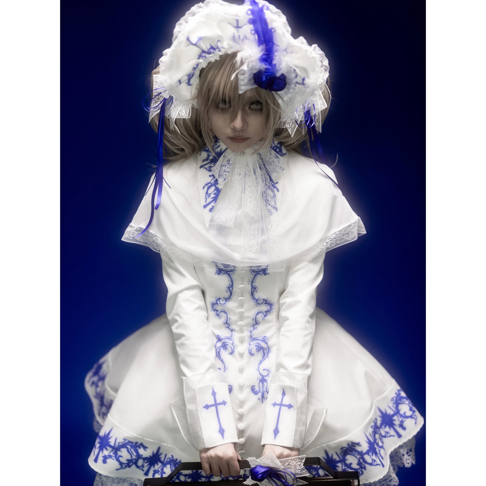 祈りを捧げる聖女のワンピースとケープとアクセサリー - White x Blue