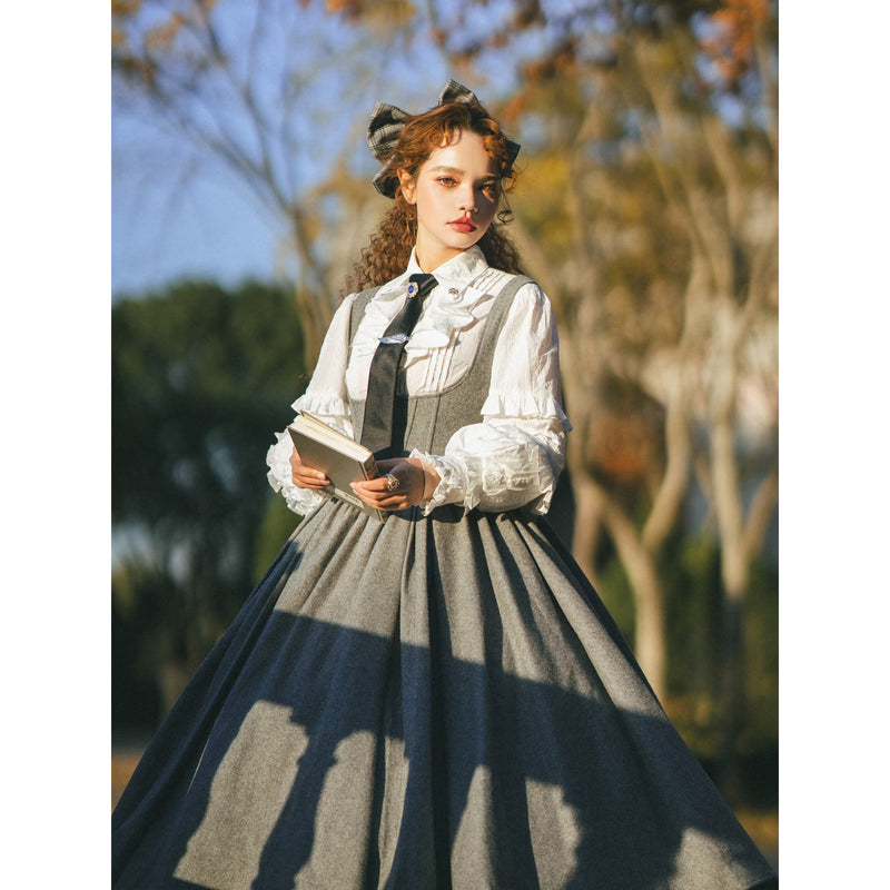 魔法学校のお嬢様のクラシカルジャンパースカートとブラウスとマント