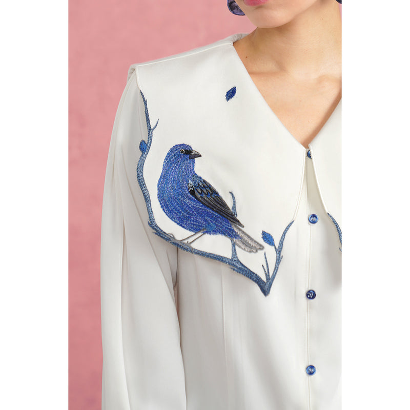 青い小鳥の刺繍ブラウス
