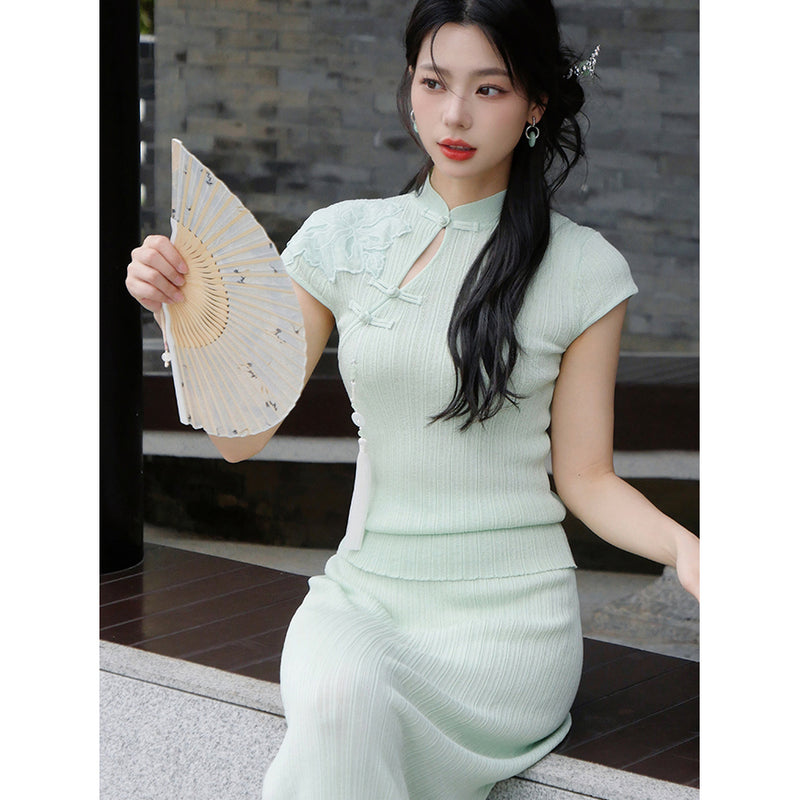 白緑の牡丹の刺繍チャイナトップスとロングタイトスカートと刺繍ジャケット
