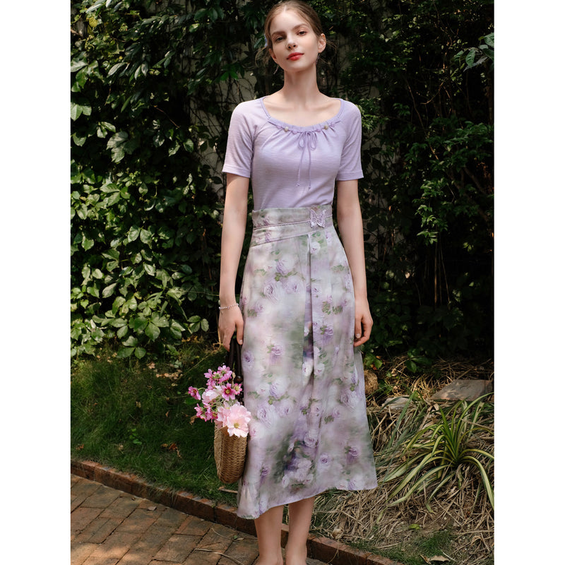 薄紫の薔薇の油彩画スカートとスリムトップス