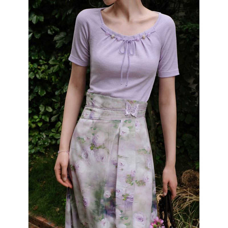 薄紫の薔薇の油彩画スカートとスリムトップス