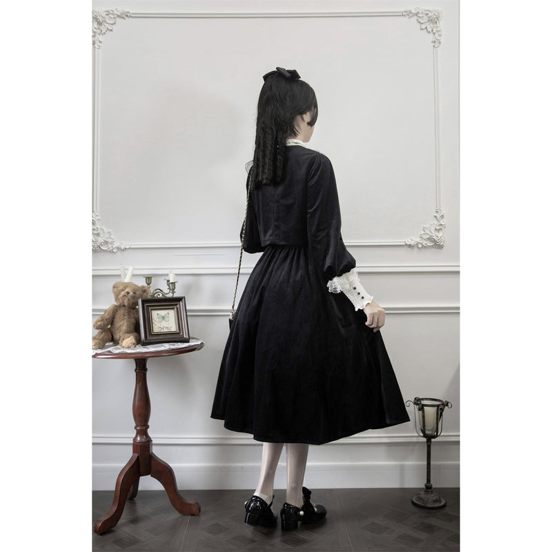 黒の修道女のトップスとベルベットスカート