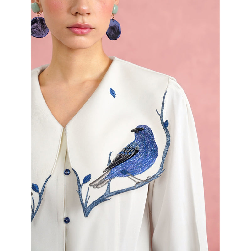 青い小鳥の刺繍ブラウス