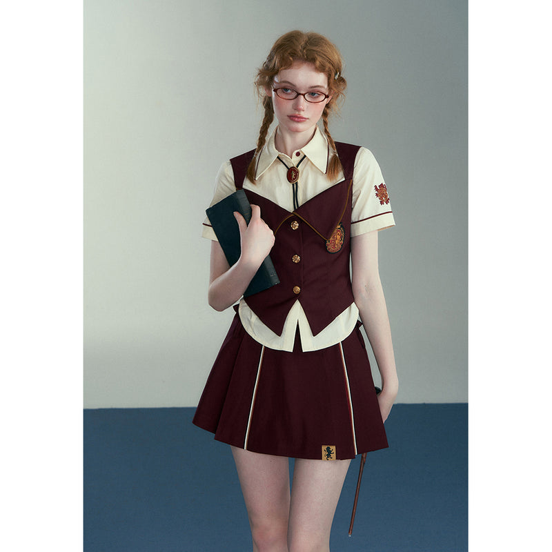 魔法学校の刺繍カレッジブラウスとショートスカート