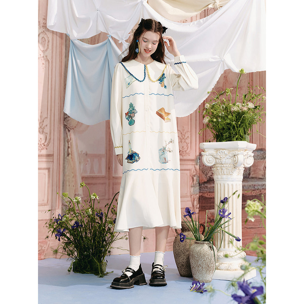 積み上げられたフランス小説とアイリスのある花瓶ワンピース  