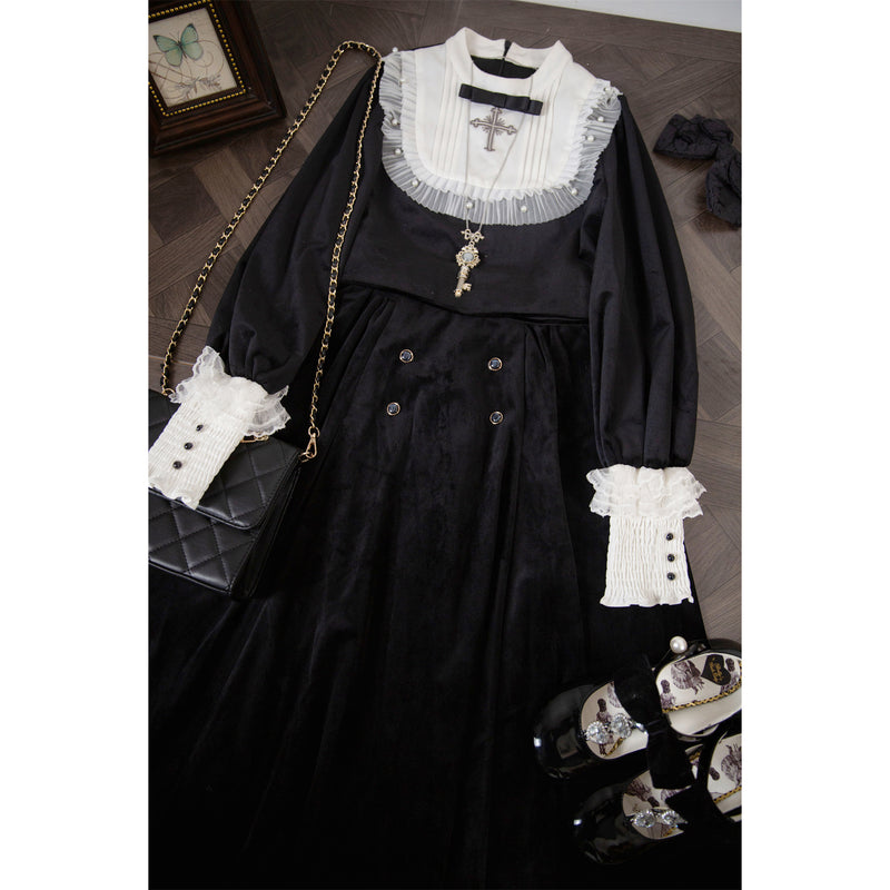 黒の修道女のトップスとベルベットスカート