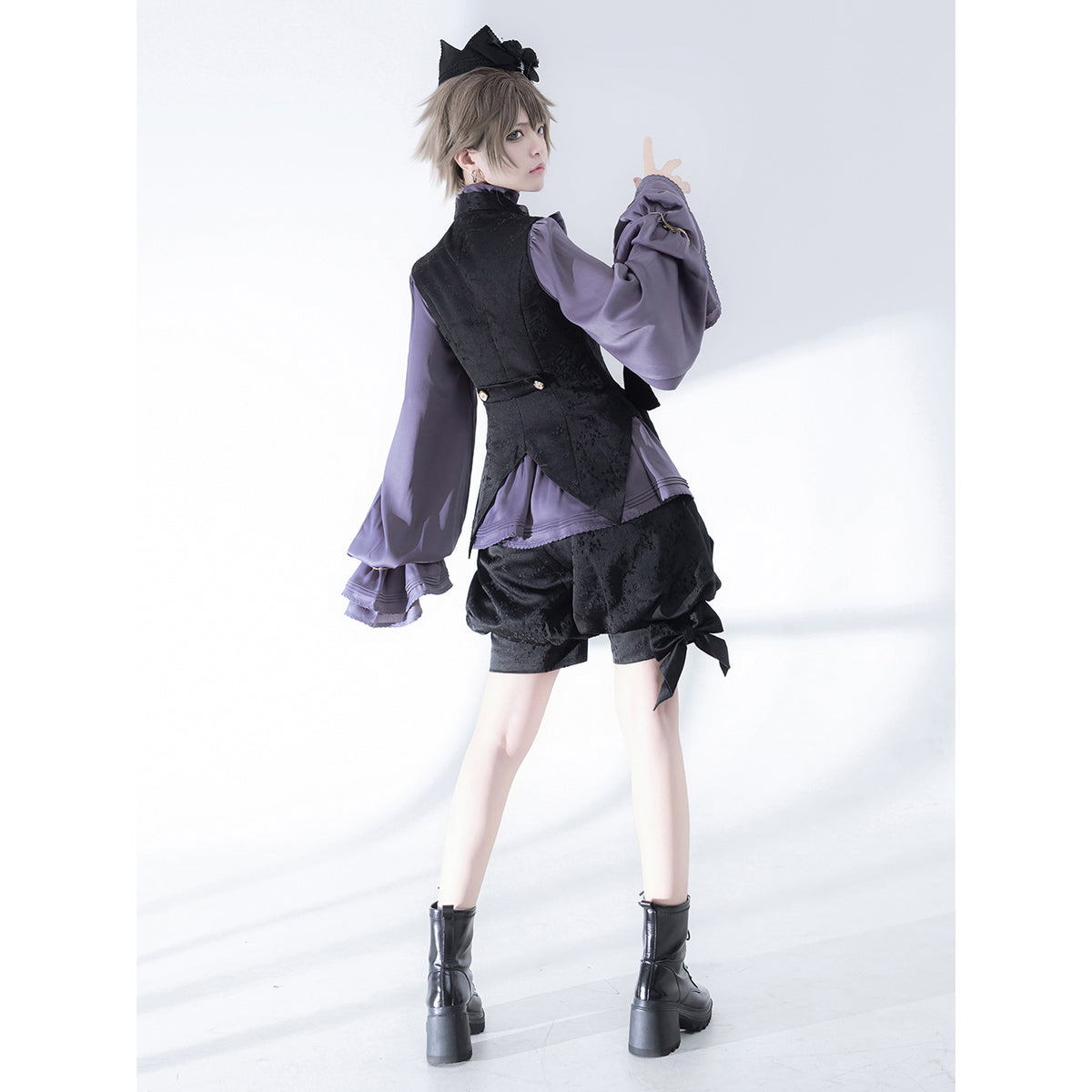 黒紫の貴公子のハイネックリボンブラウスとベストとハーフパンツ