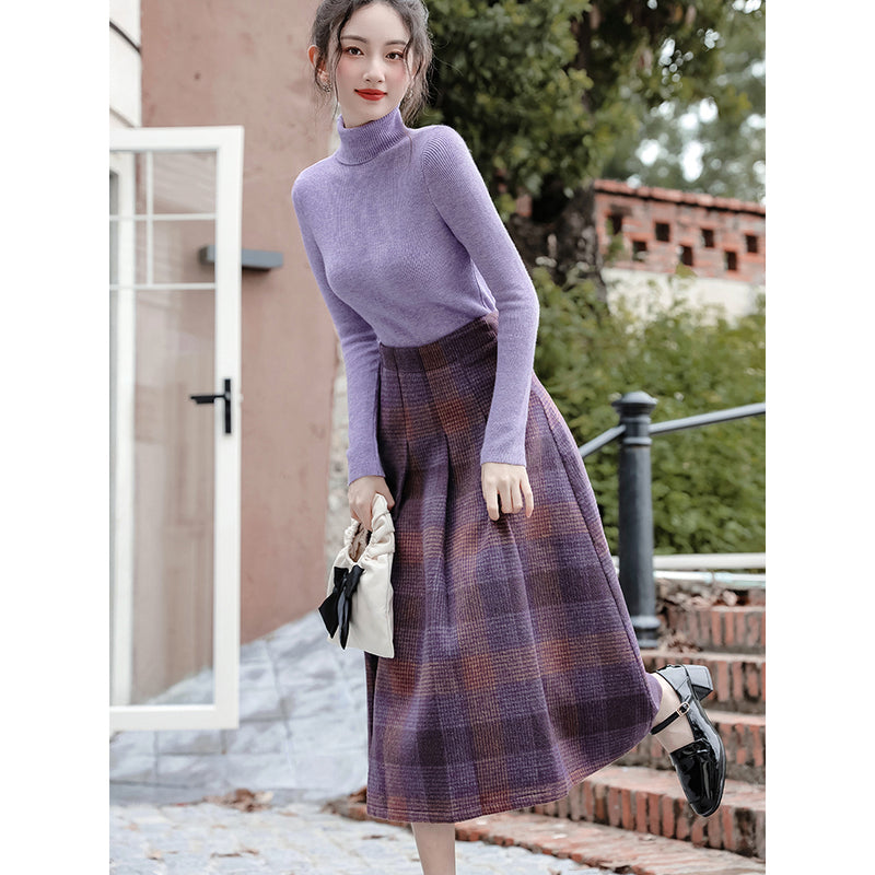 藤紫の格子柄レトロスカートとタートルネックセーター