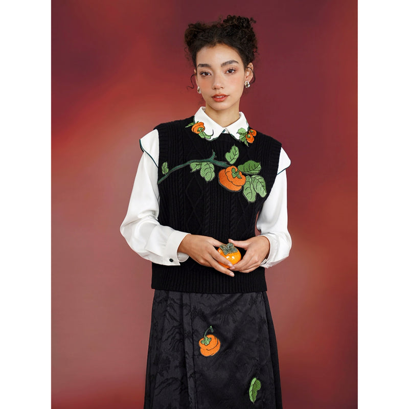 柿の実の刺繍ニットベストとブラウス