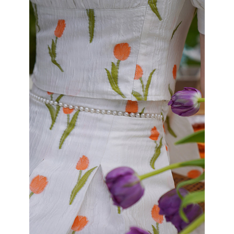 チューリップの花咲くショートトップスとロングスカート