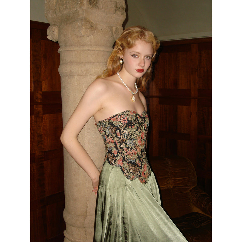 宮廷王妃の油彩画コルセットとドレープスカート