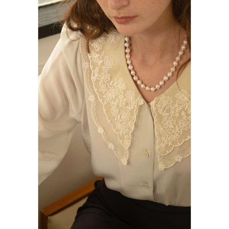 Silk Blouse with Embroidered Lace of Pure White Flowers[2024年7月上旬-7月中旬発送予定]