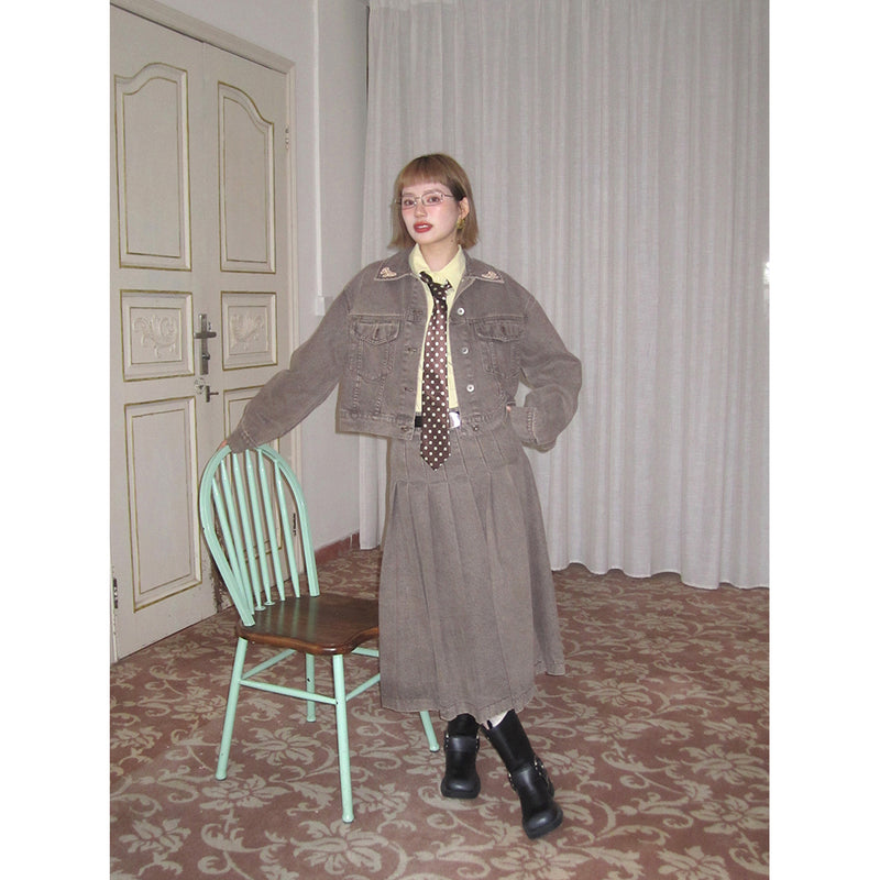 灰茶の刺繍デニムジャケットとデニムプリーツスカート