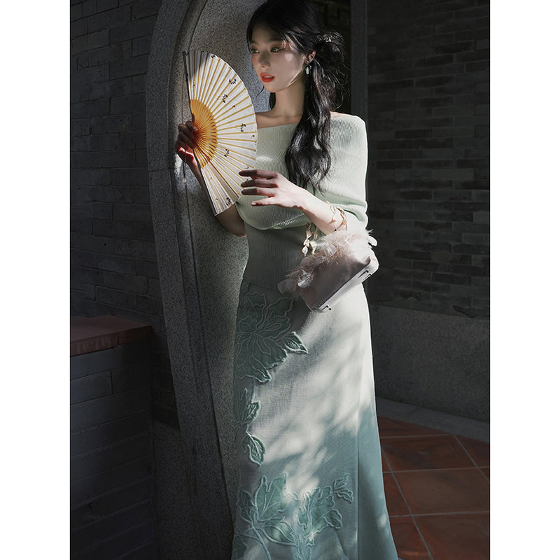 白緑の牡丹の刺繍ロングスカートとニットトップス
