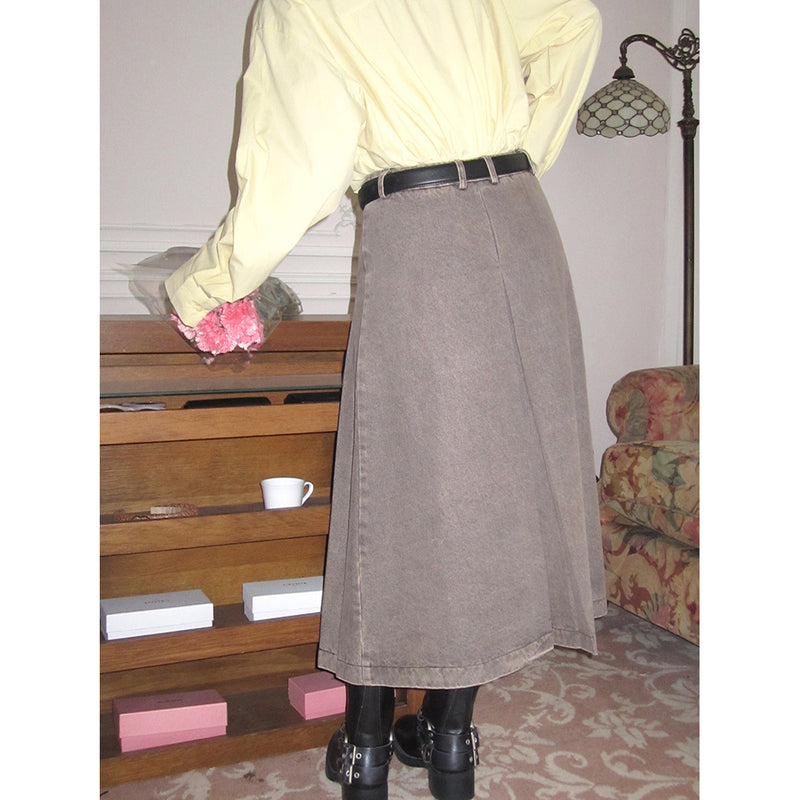 灰茶の刺繍デニムジャケットとデニムプリーツスカート