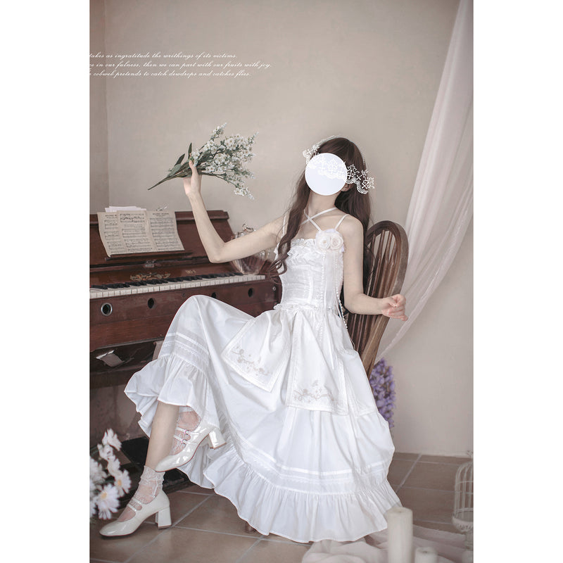 純白の花の刺繍キャミソールとロングスカート