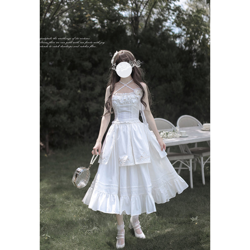 純白の花の刺繍キャミソールとロングスカート