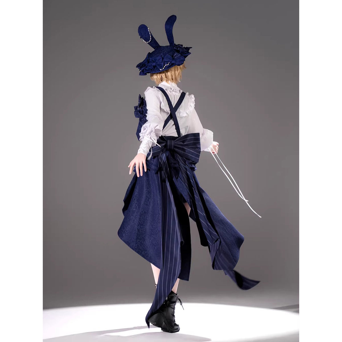 青兎騎士のコルセットとブラウスとハーフパンツとバックリボンと帽子と