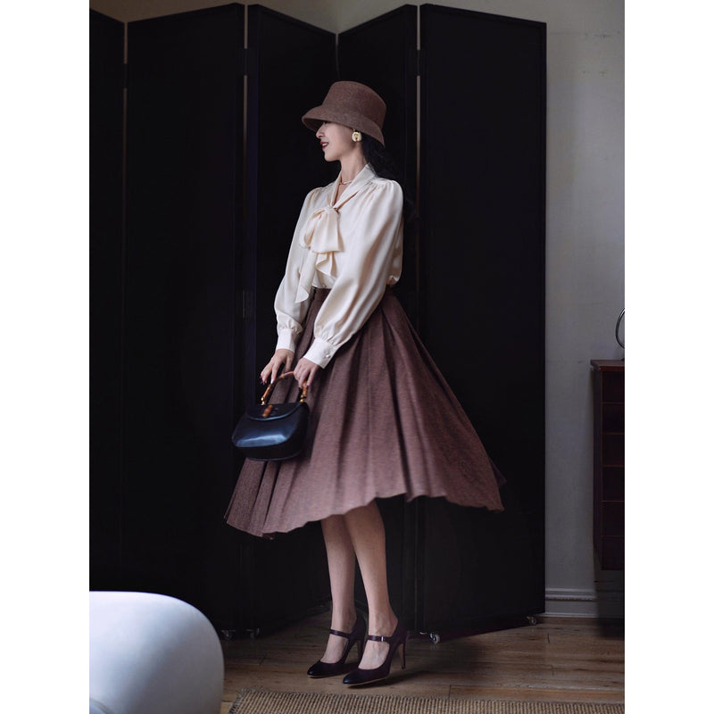 焦茶色の貴婦人ジャケットとベストとプリーツスカート