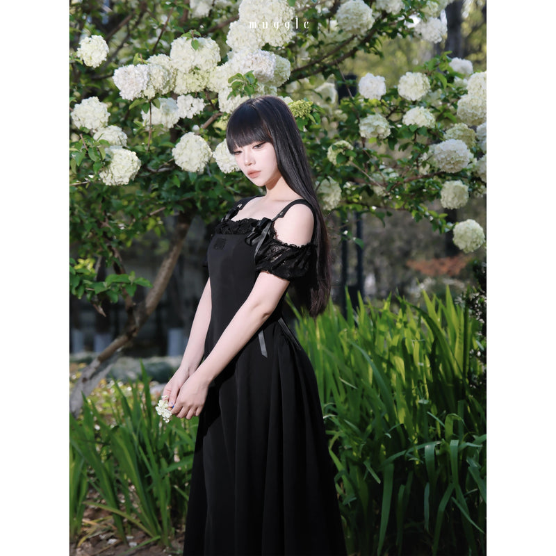 黒のお嬢様のストラップワンピース