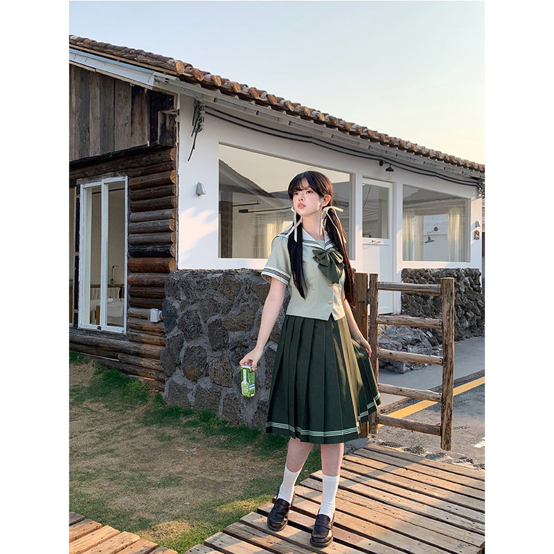 薄緑のお嬢様のセーラーブラウスとプリーツスカート
