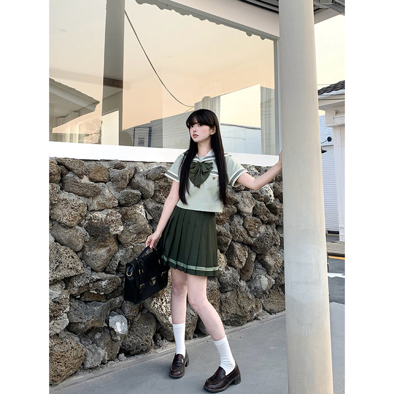 薄緑のお嬢様のセーラーブラウスとプリーツスカート