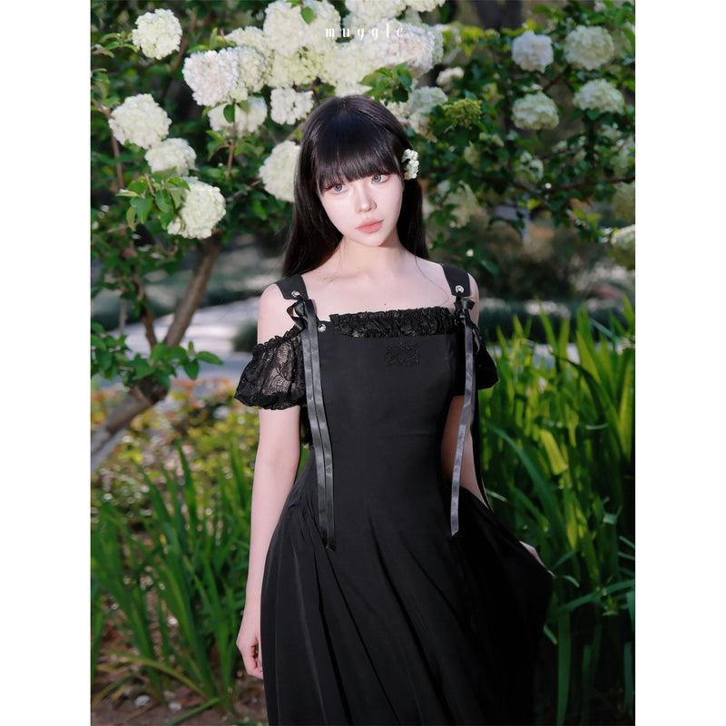 黒のお嬢様のストラップワンピース