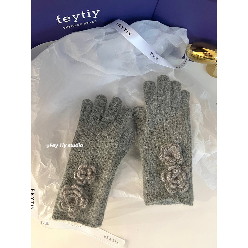 Knitted Gloves with Rose Flowers