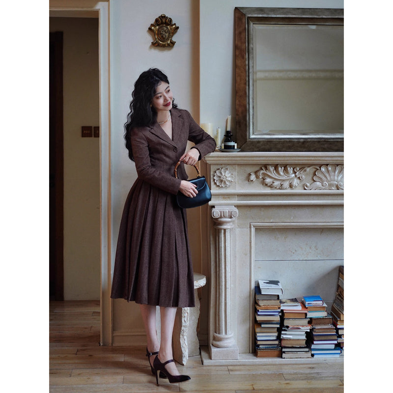 焦茶色の貴婦人ジャケットとベストとプリーツスカート