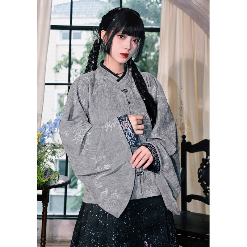 闘魚の刺繍ベストとトップスとプリーツスカート