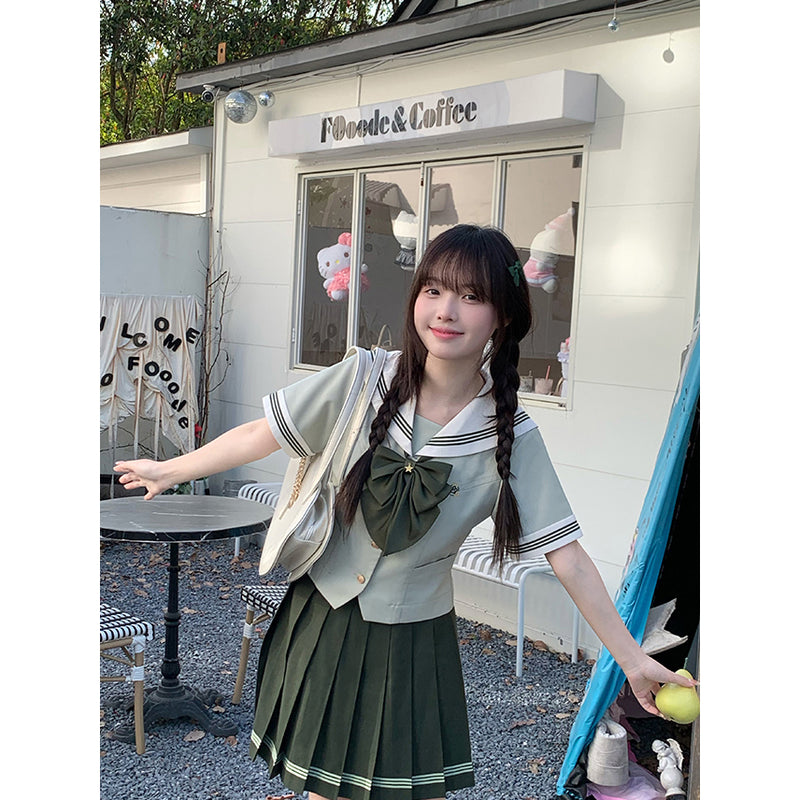 薄緑のお嬢様のセーラーブラウスとプリーツスカート