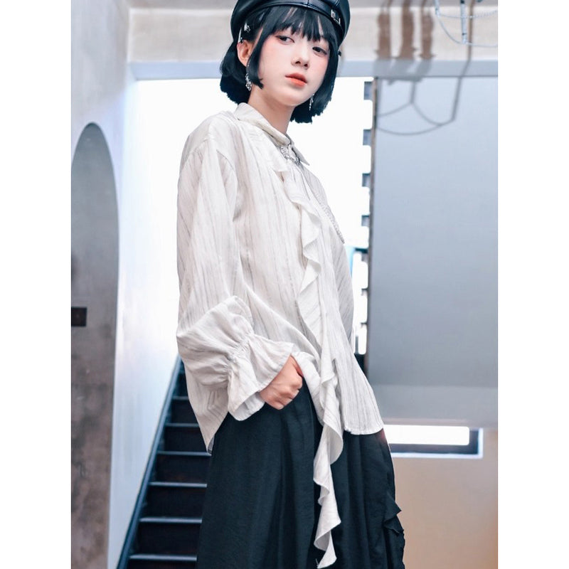 海月の刺繍ラッフルブラウス