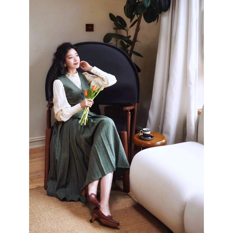 深緑の貴婦人ジャケットとベストとプリーツスカート