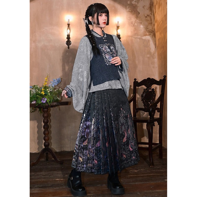 闘魚の刺繍ベストとトップスとプリーツスカート